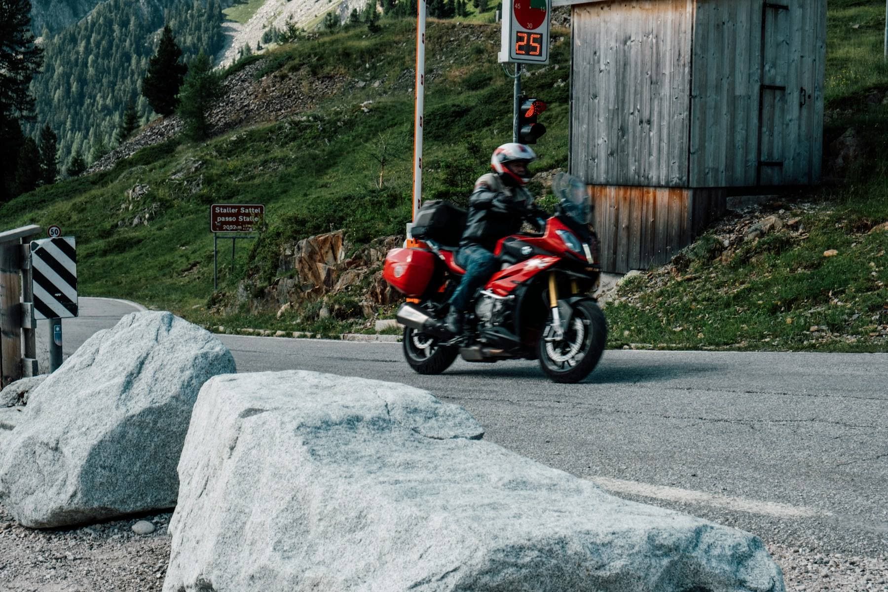 Motorrijder neemt een bocht op een bergweg